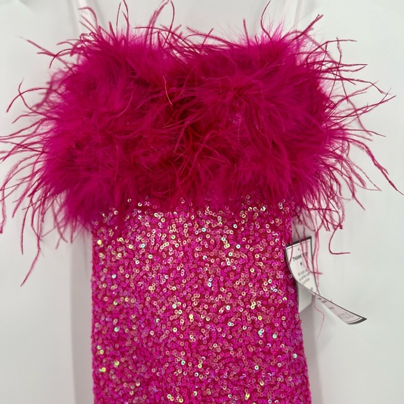 B DARLIN Feathered & Sequined Bodycon Dress Medium - Picture 6 of 15